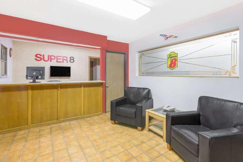Super 8 By Wyndham Butler Hotel Exterior foto